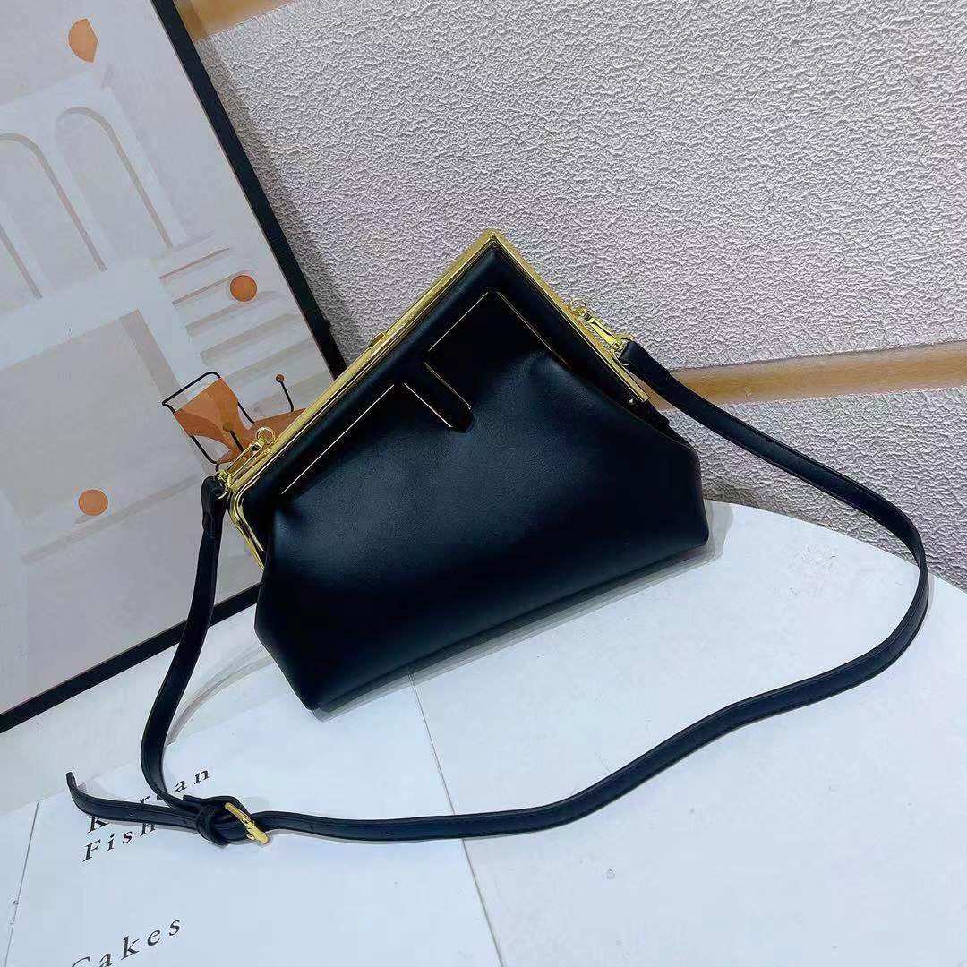 شنطة نسائية ماركة فندي 