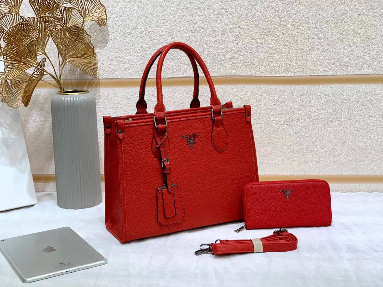  شنطة نسائية ماركة برادا 