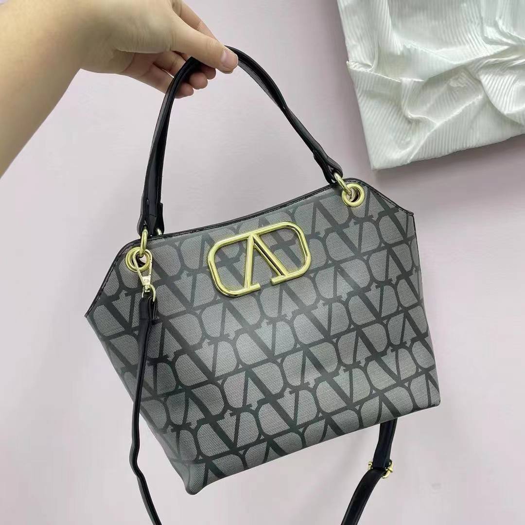  شنطة نسائية ماركة فلنتينو 