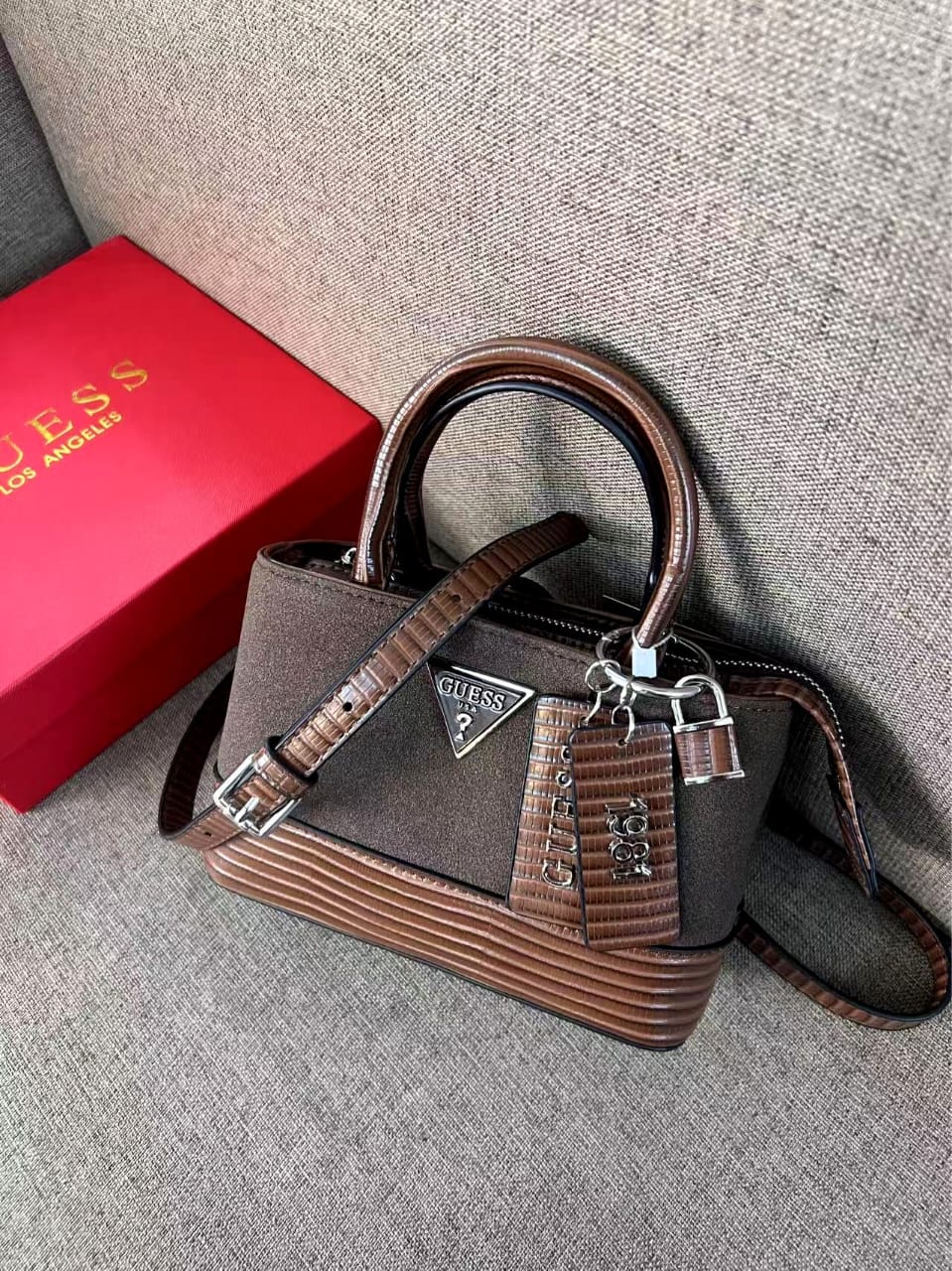 شنطة نسائية ماركة جيسس 