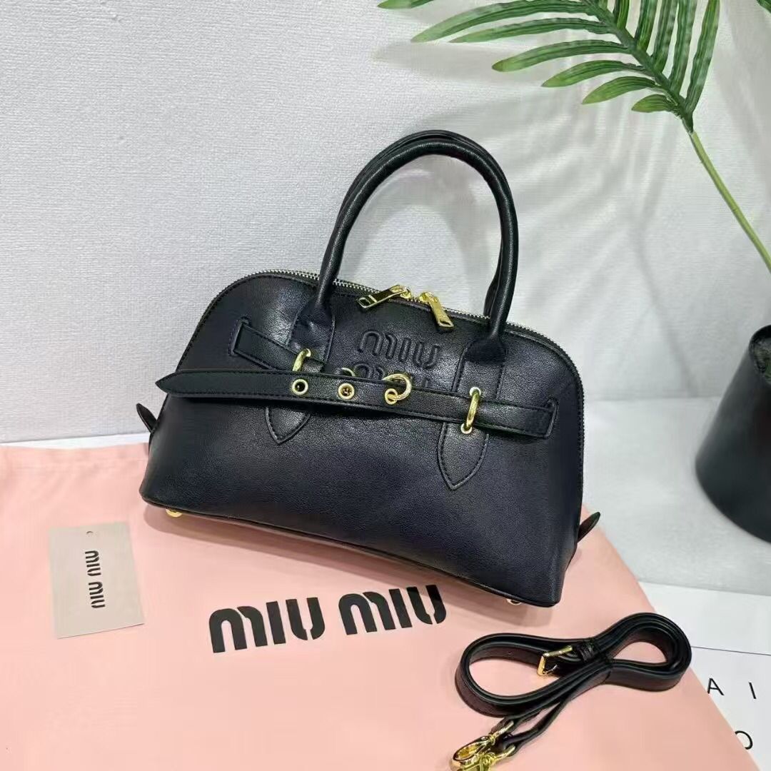  شنطة نسائية ماركة ميو ميو  