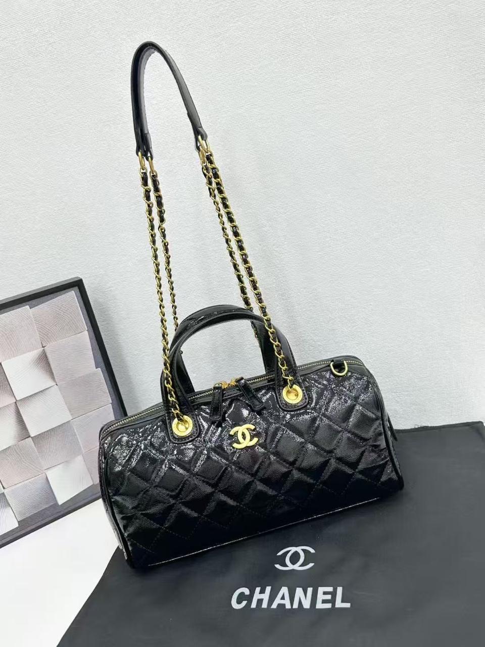  حقيبة يد Chanel حمراء مبطنة بتصميم مميز 