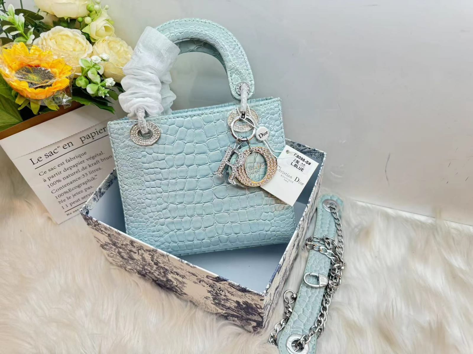  شنطة نسائية ماركة ديور  