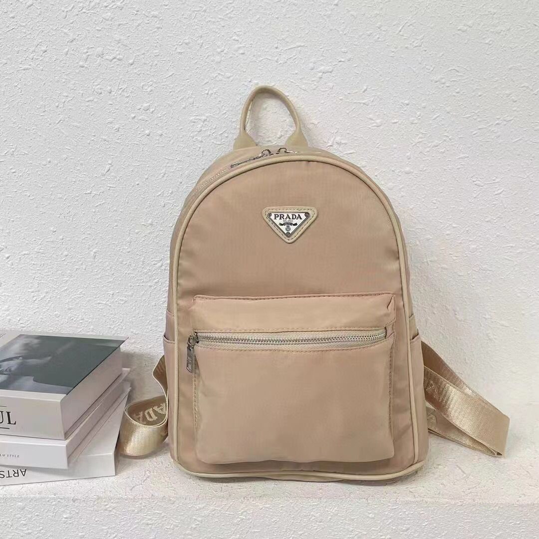  شنطة ظهر ماركة برادا 