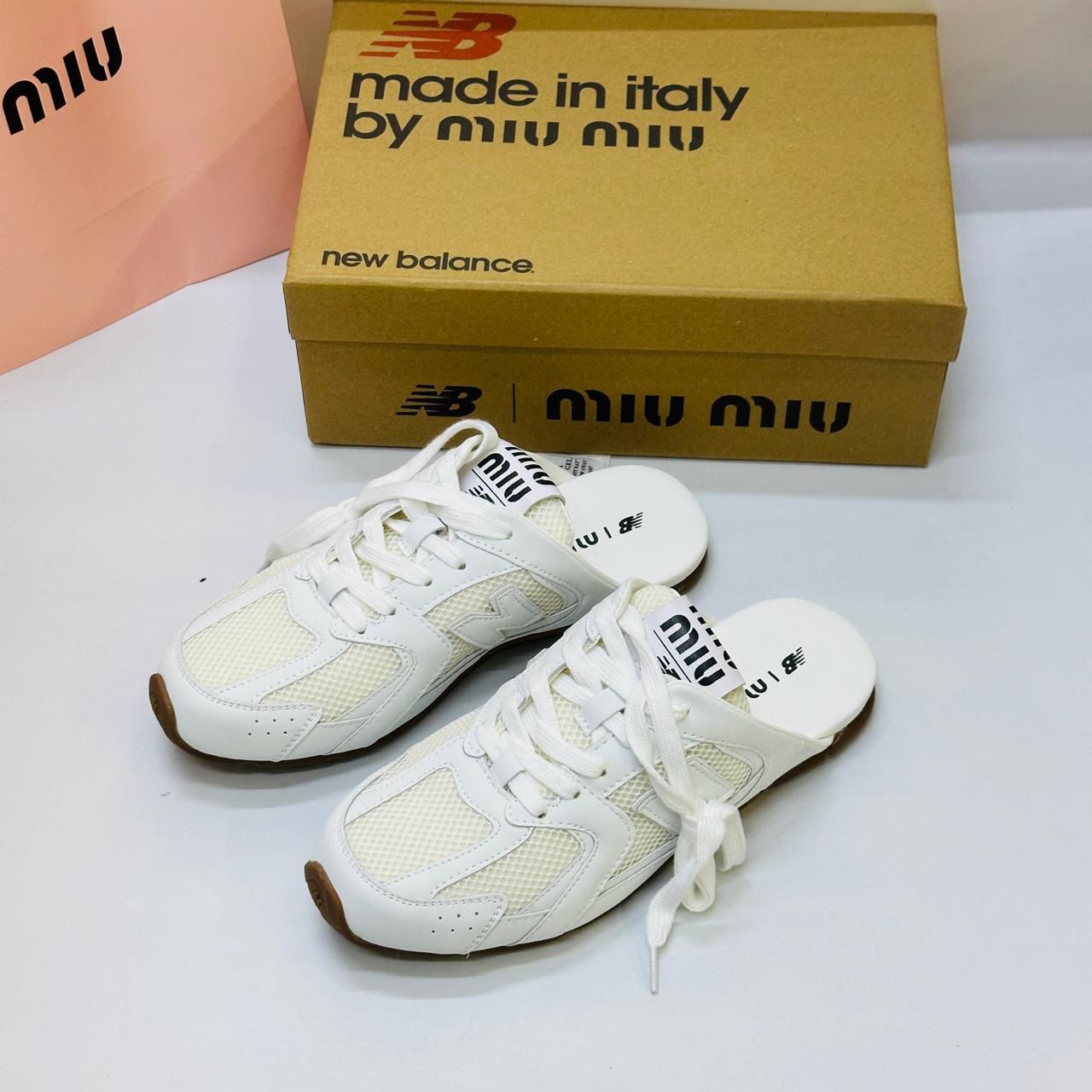  أحذية رياضية بيضاء مصنوعة في إيطاليا من قبل miu miu 