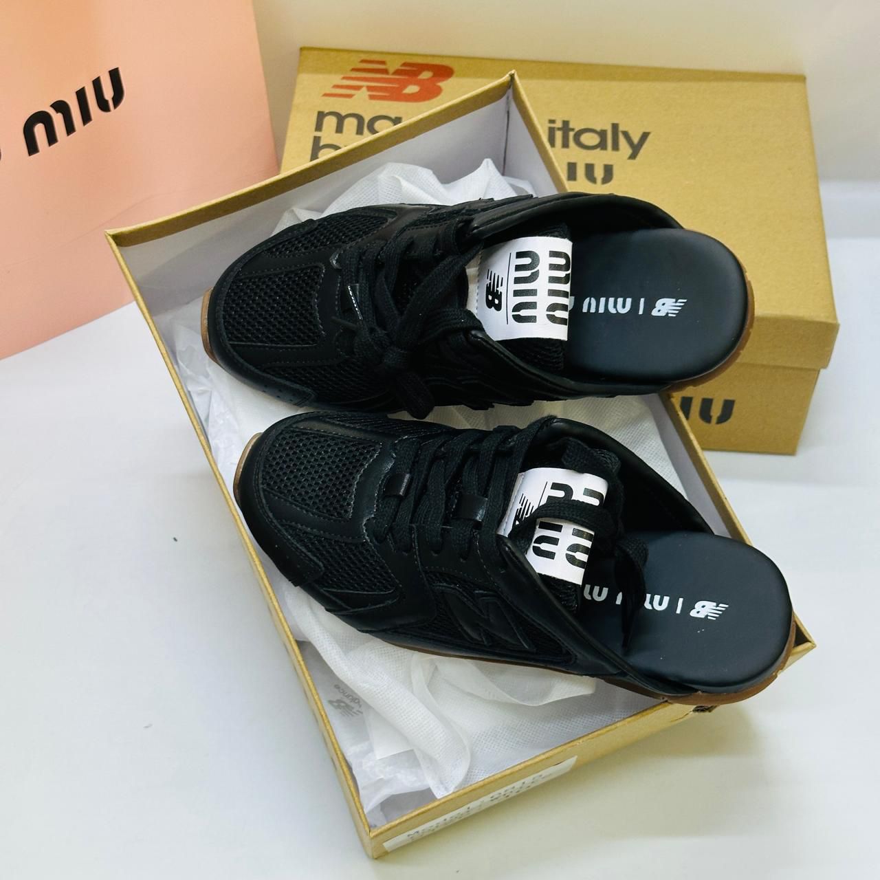  أحذية رياضية سوداء مصنوعة في إيطاليا من قبل miu miu 