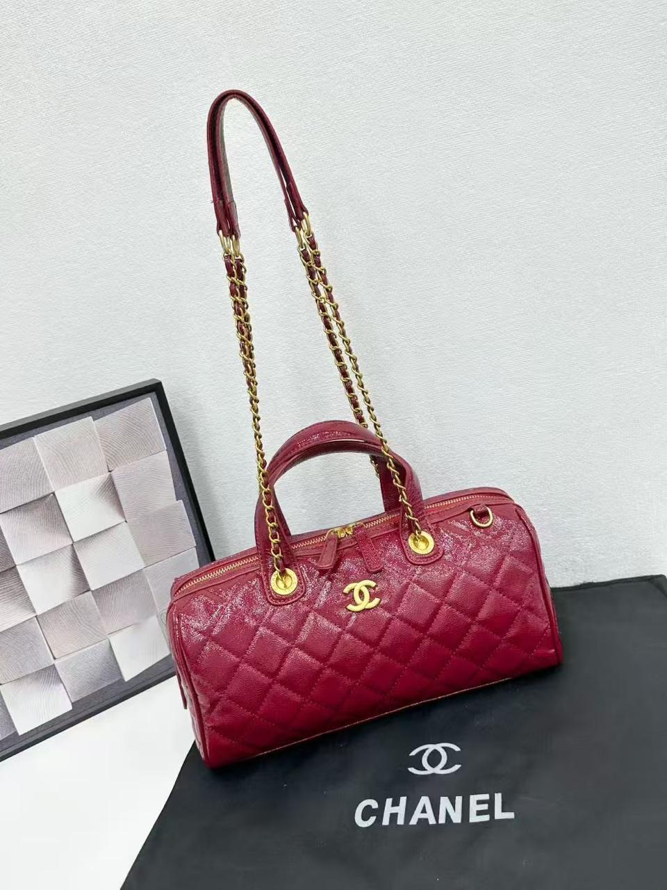  حقيبة يد Chanel بنية مبطنة بتصميم مميز 