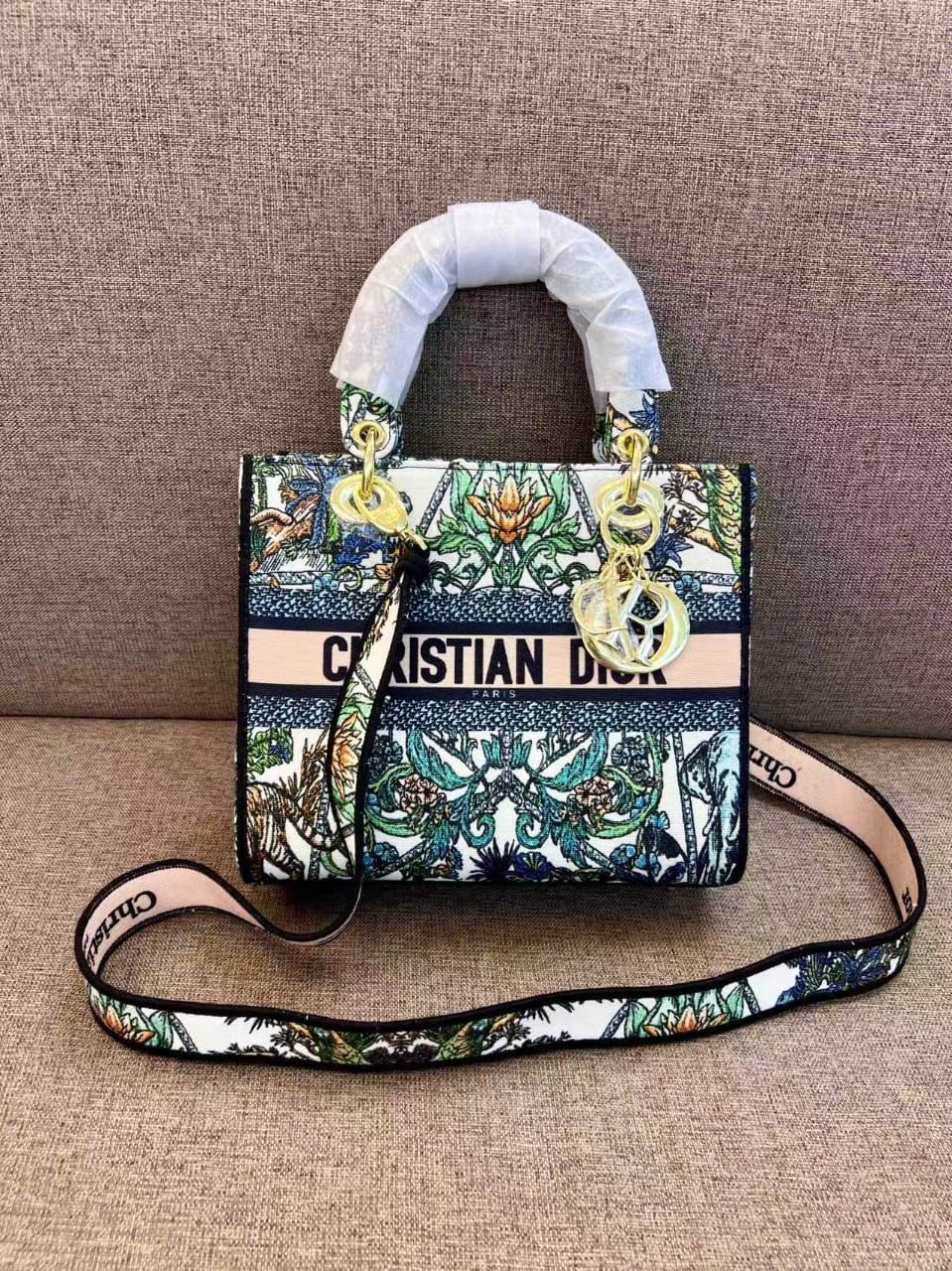  شنطة نسائية ماركة ديور  