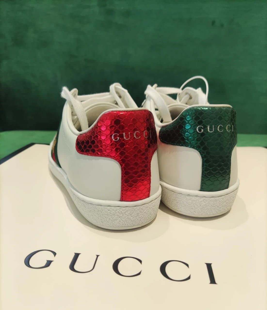  أحذية رياضية بشعار Gucci وحشية حمراء ملفتة 