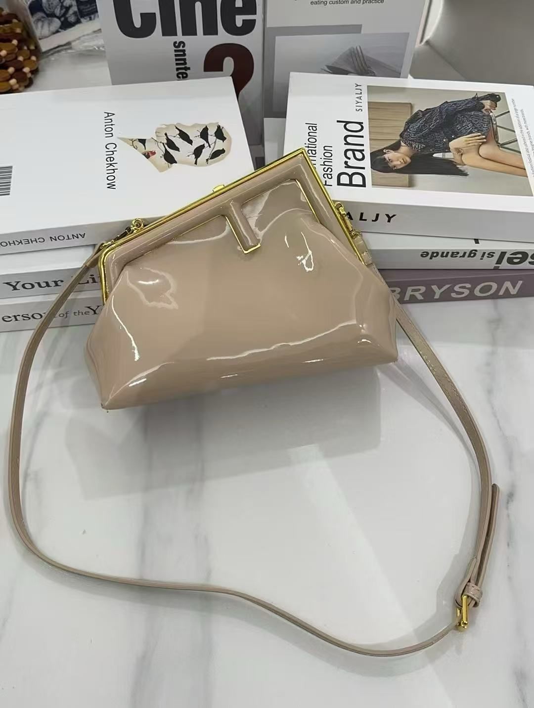  شنطة نسائية ماركة فندي 
