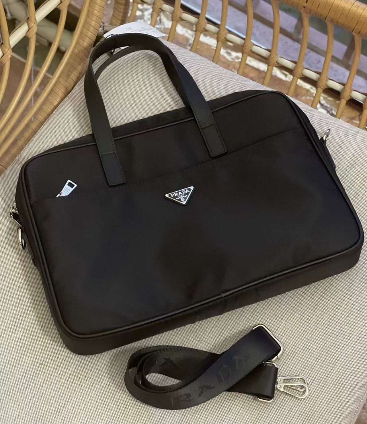  شنطة لابتوب ماركة برادا 