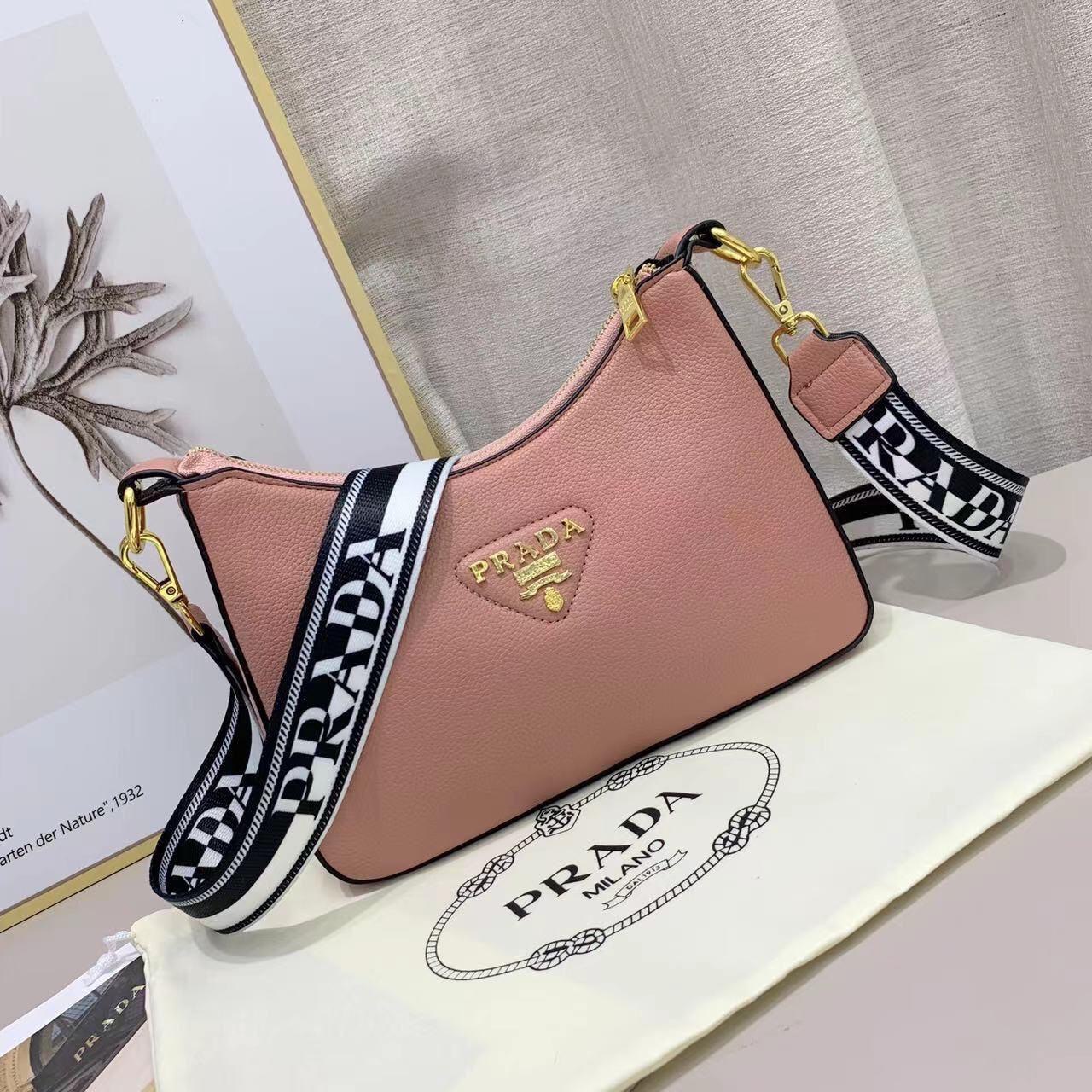  شنطة نسائية ماركة برادا 
