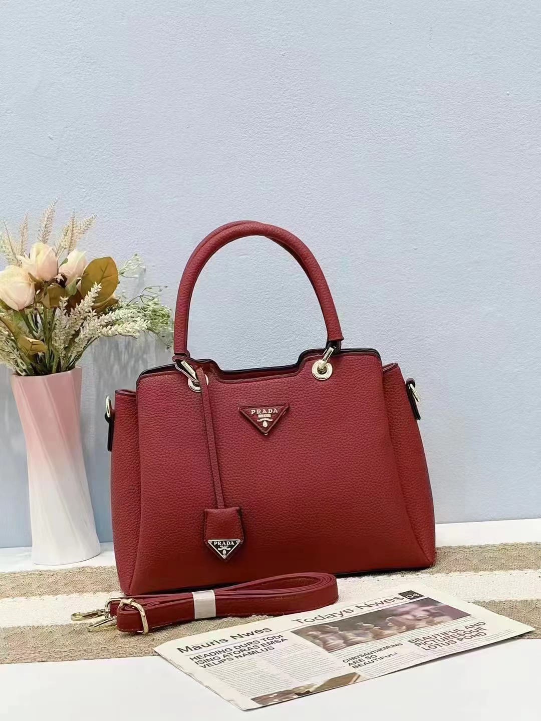  شنطة نسائية ماركة برادا 
