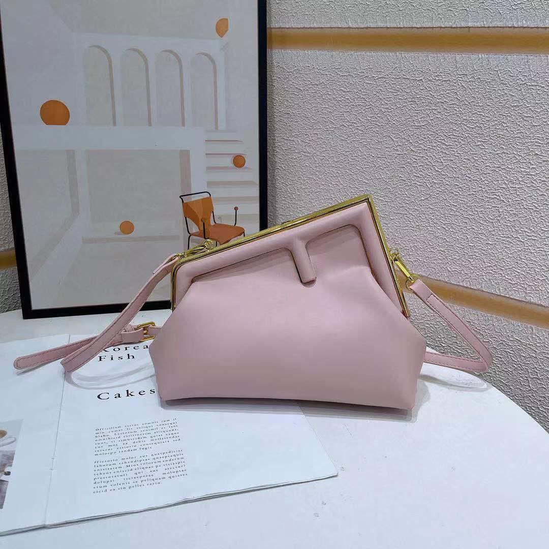  شنطة نسائية ماركة فندي 
