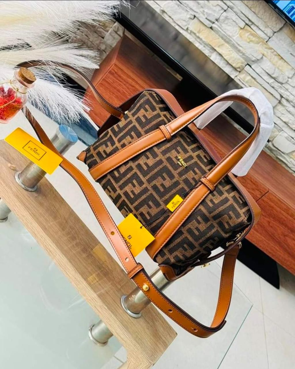  شنطة نسائية ماركة فندي  