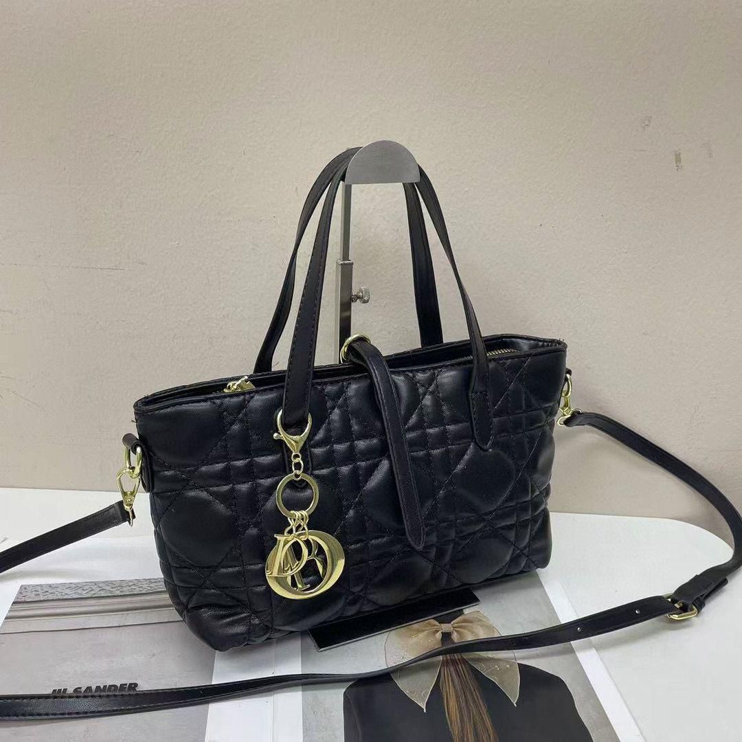  شنطة نسائية ماركة ديور  