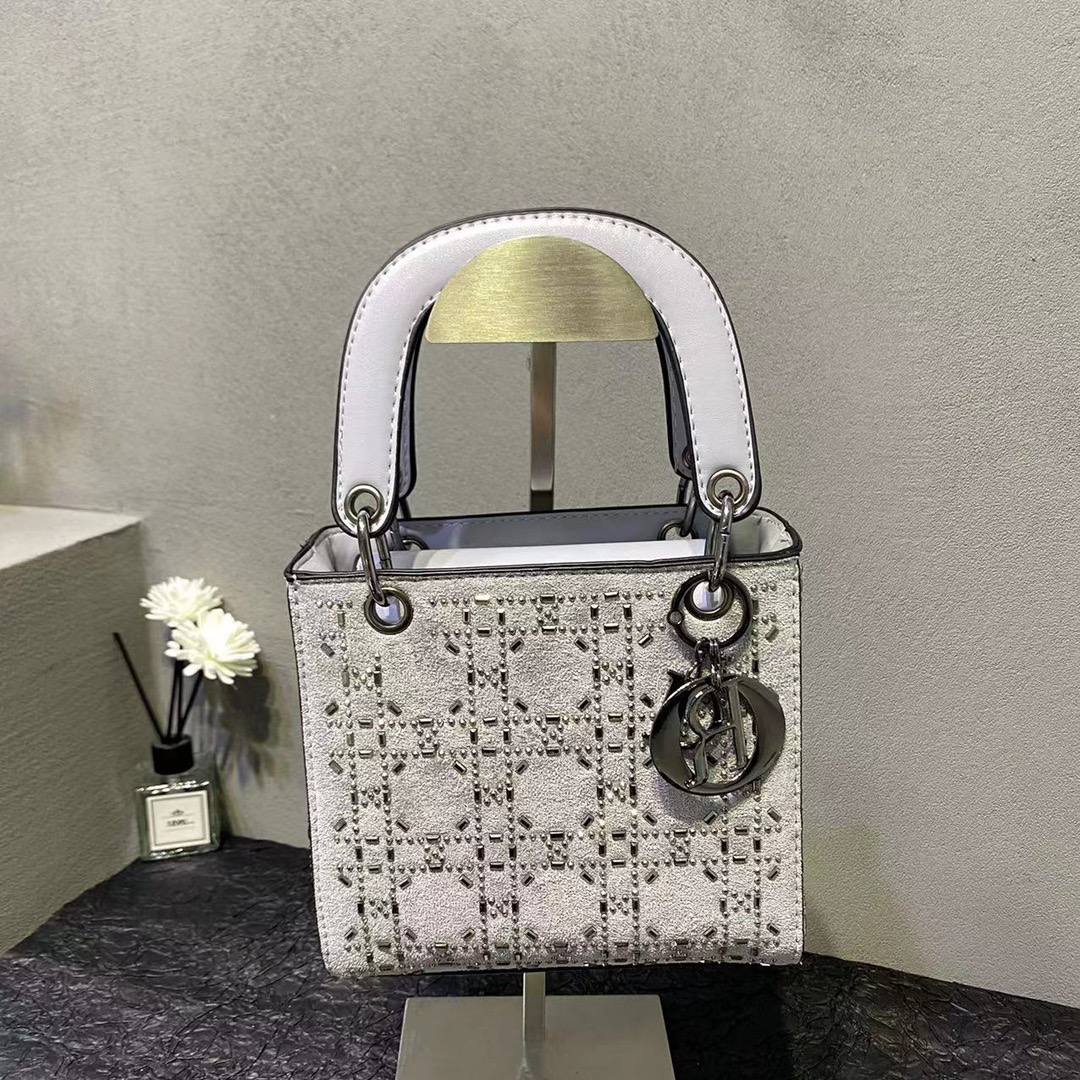  شنطة نسائية ماركة ديور 