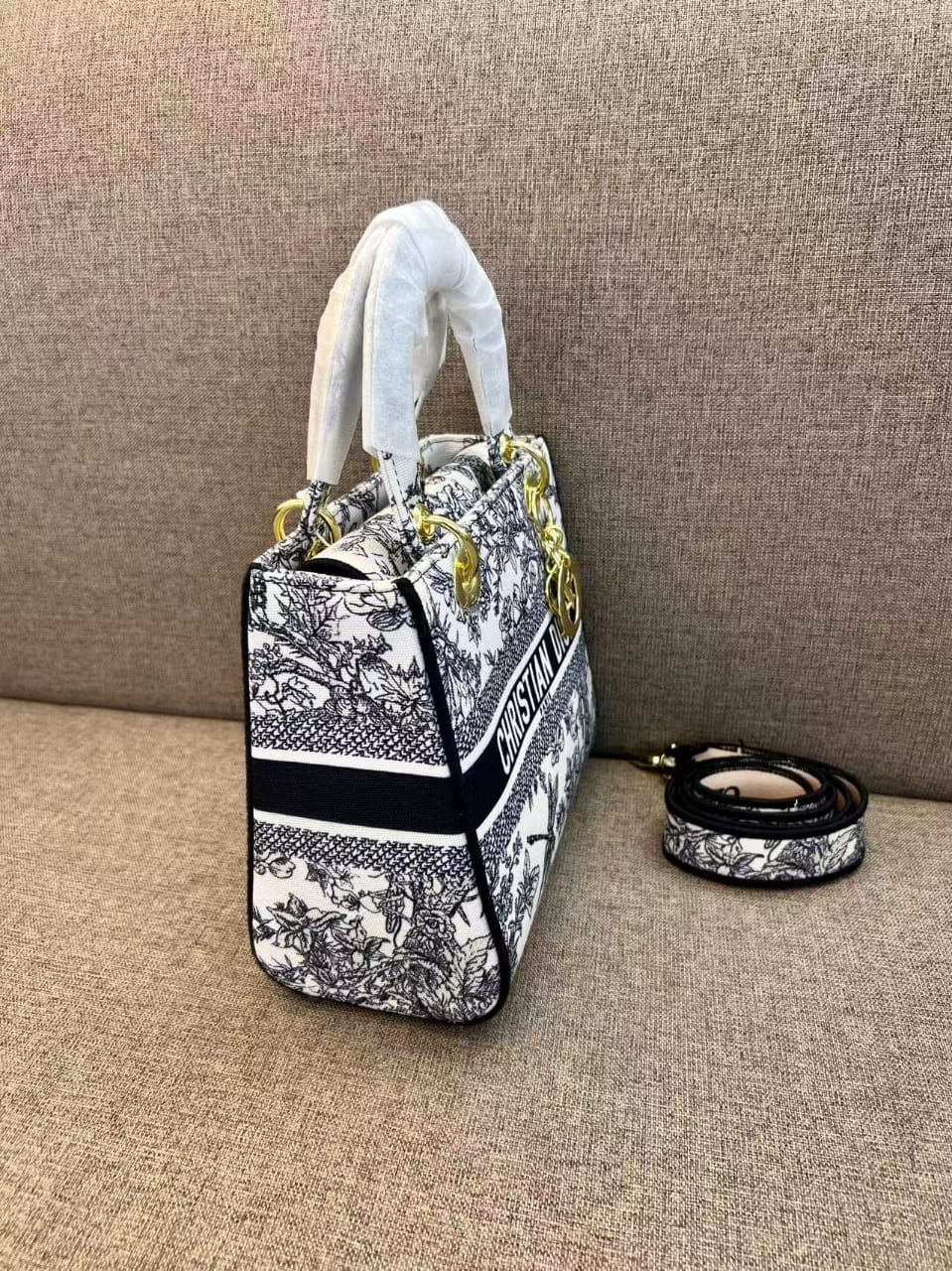  شنطة نسائية ماركة ديور  