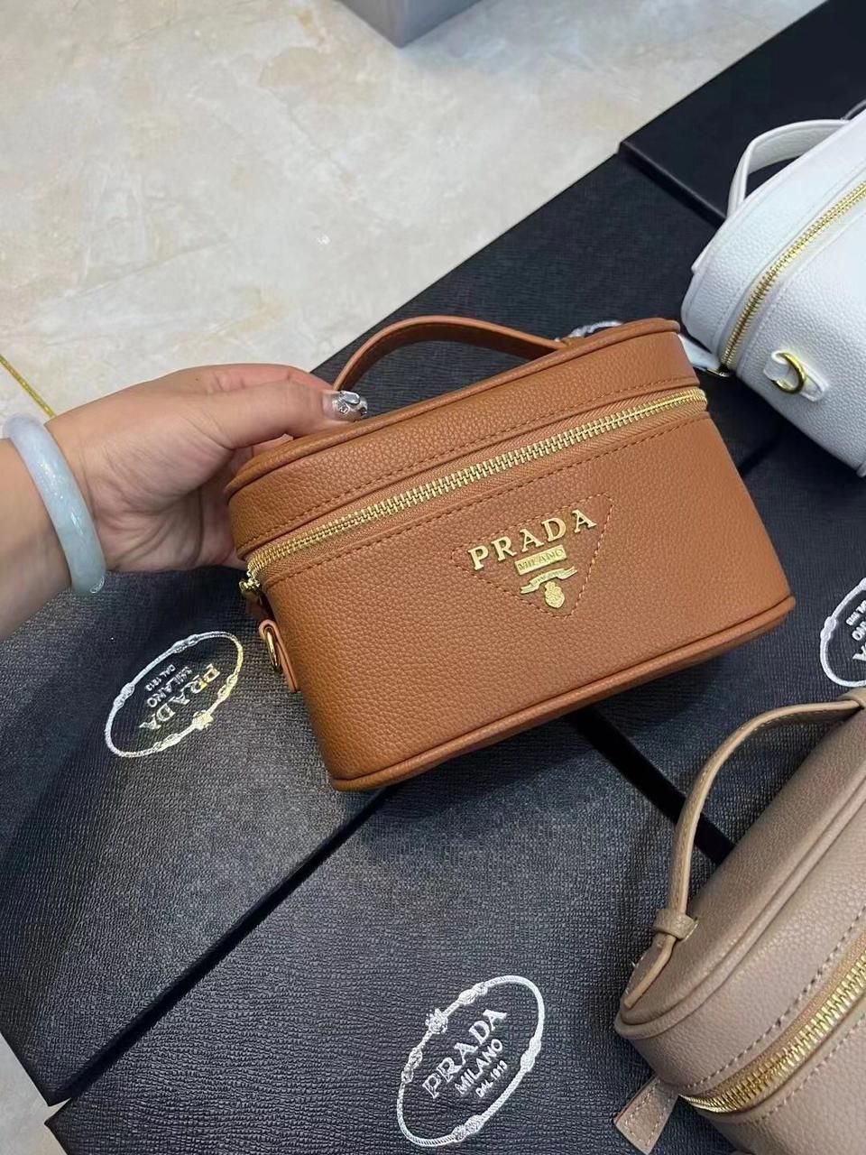  شنطة نسائية ماركة برادا 