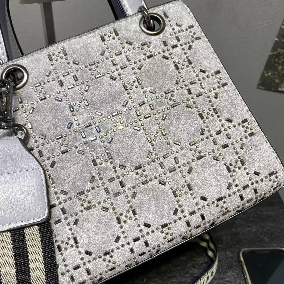  شنطة نسائية ماركة ديور 