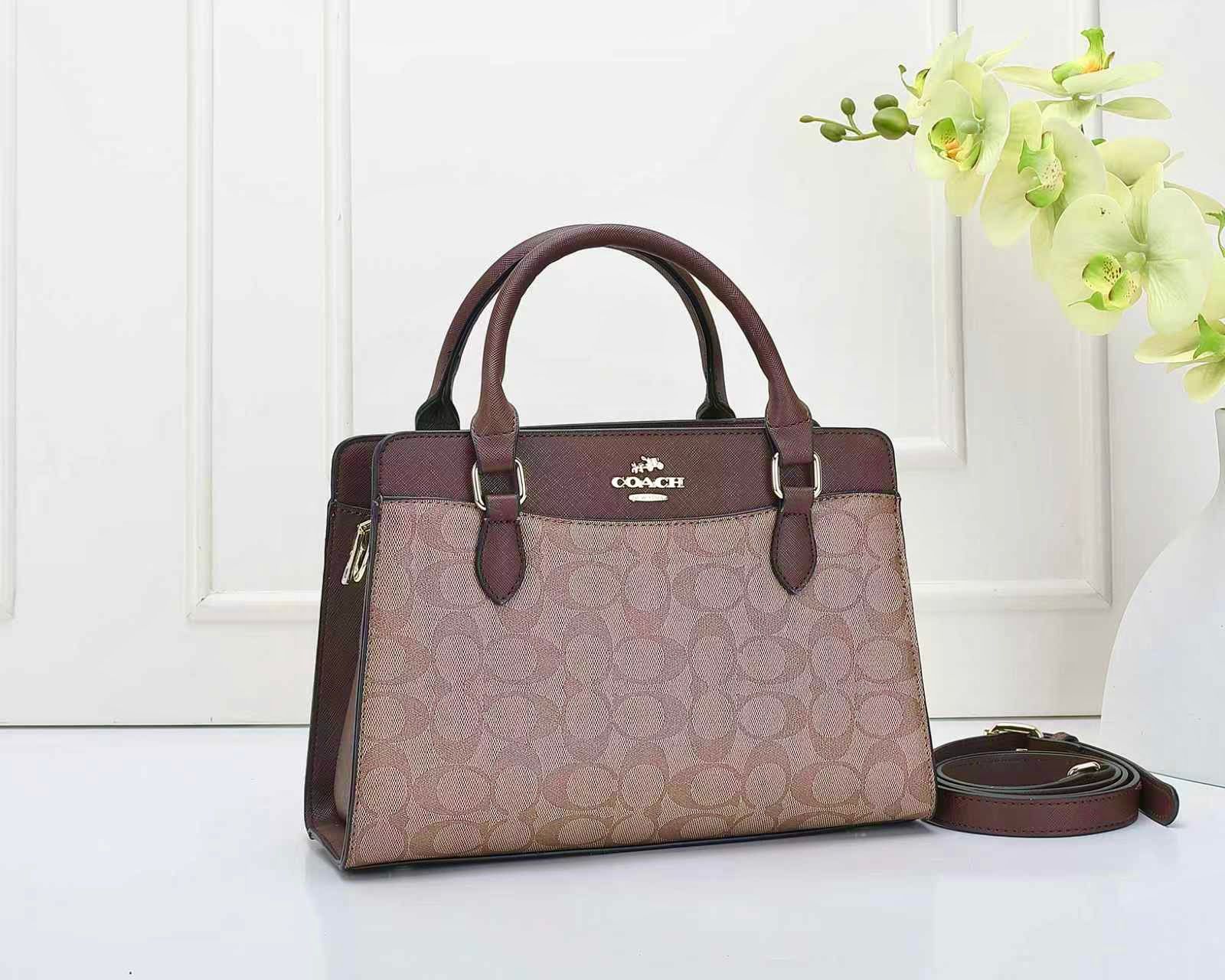  شنطة نسائية ماركة كوتش 