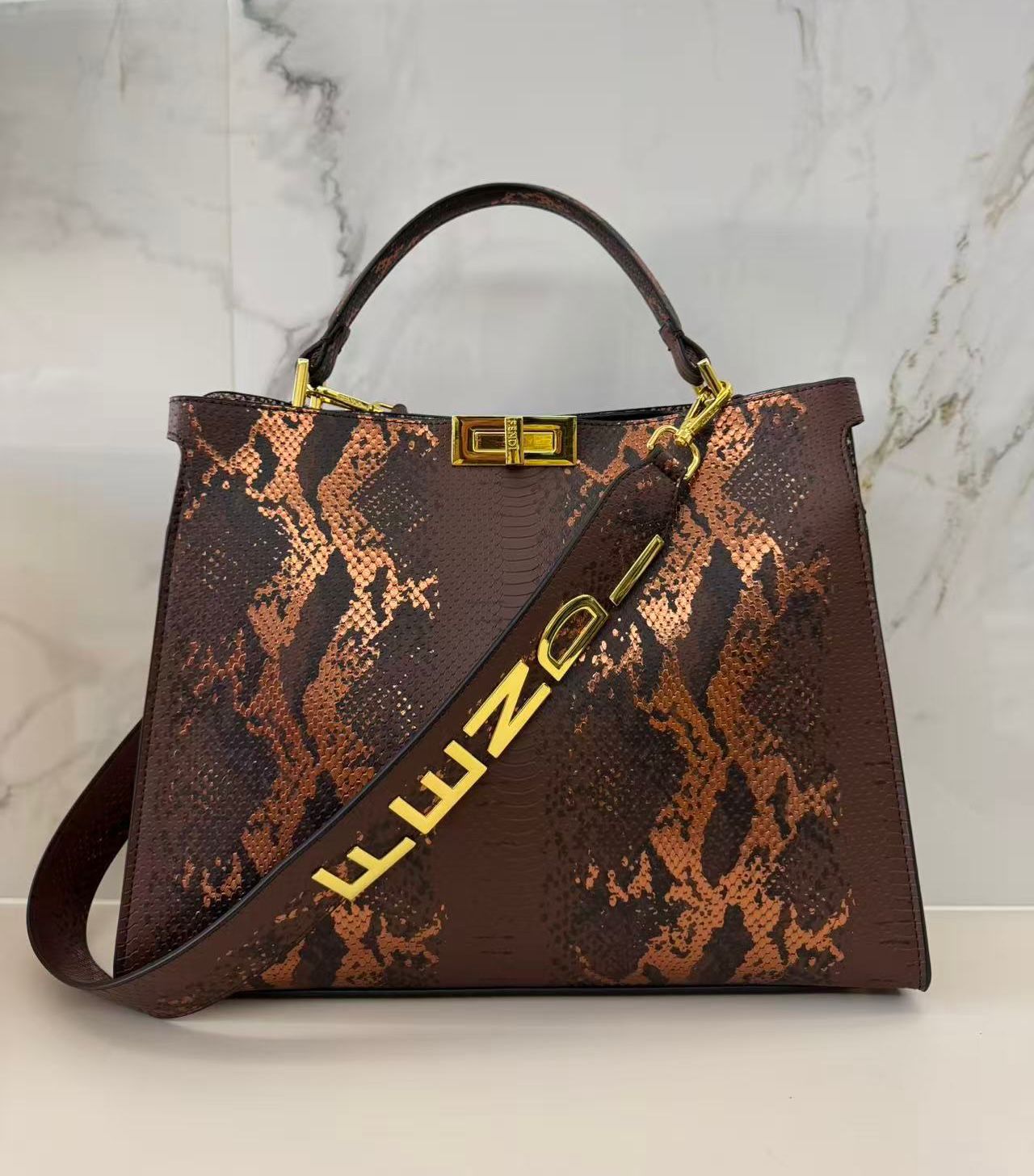  شنطة نسائية ماركة فندي  