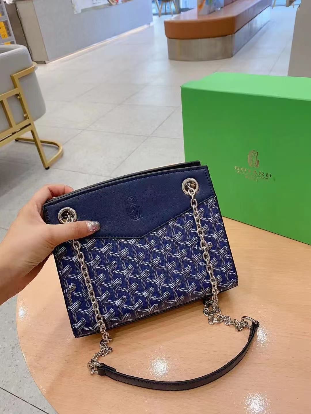  شنطة نسائية ماركة جويارد 