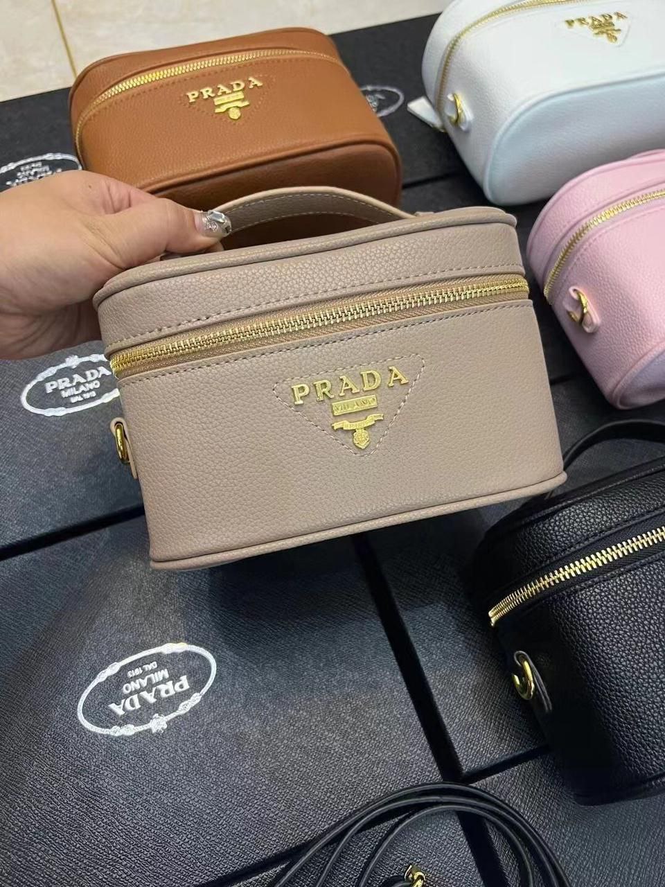  شنطة نسائية ماركة برادا 