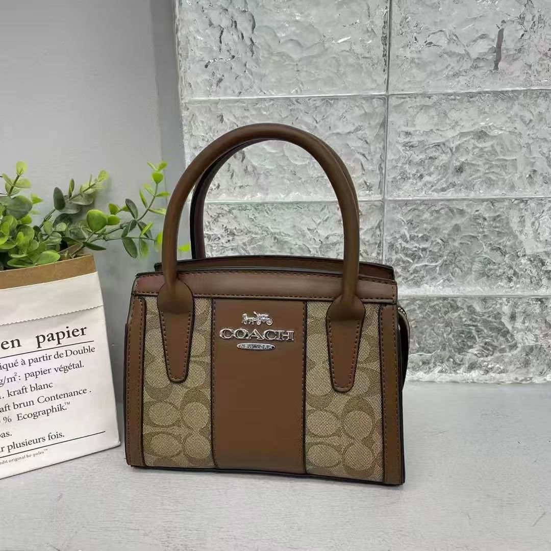  شنطة نسائية ماركة كوتش  