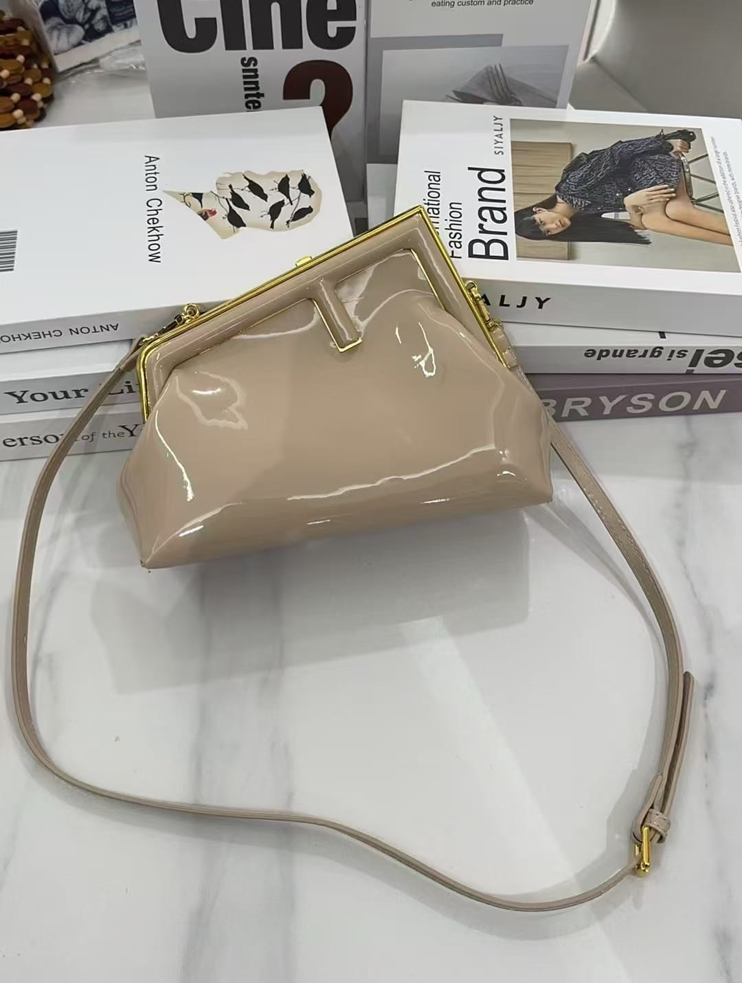  شنطة نسائية ماركة فندي 