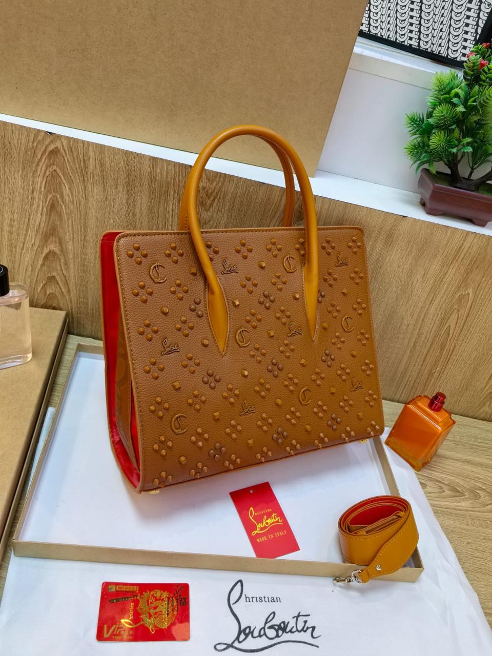  شنطة نسائية ماركة كريستان  