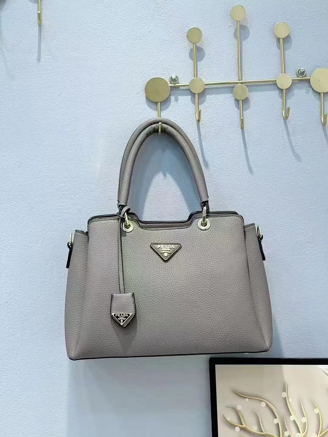  شنطة نسائية ماركة برادا 