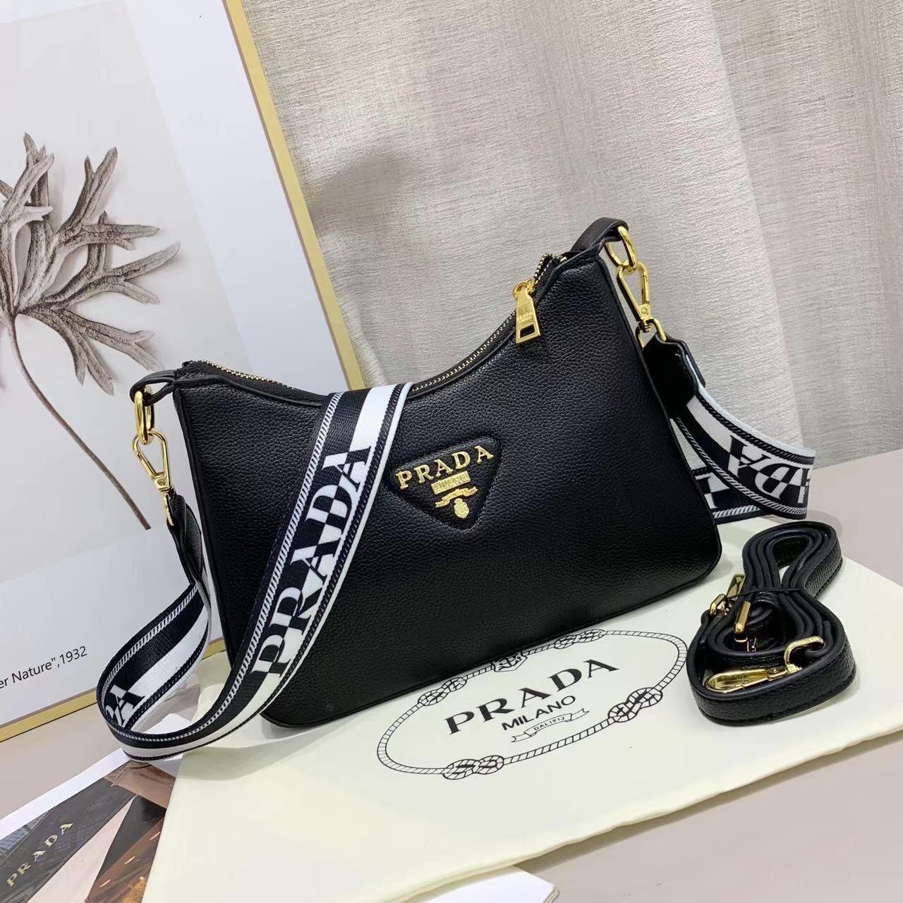  شنطة نسائية ماركة برادا 