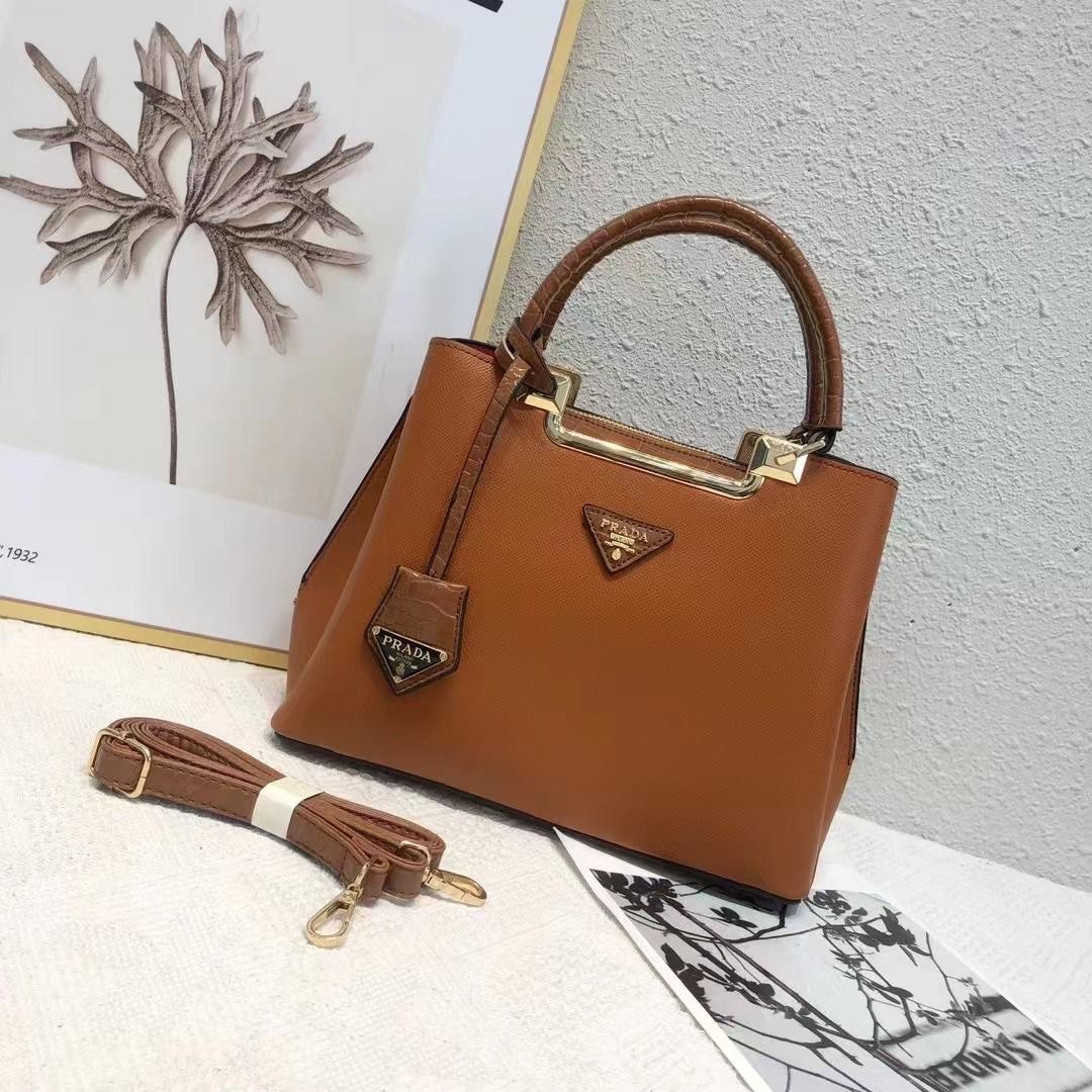  شنطة نسائية ماركة برادا 