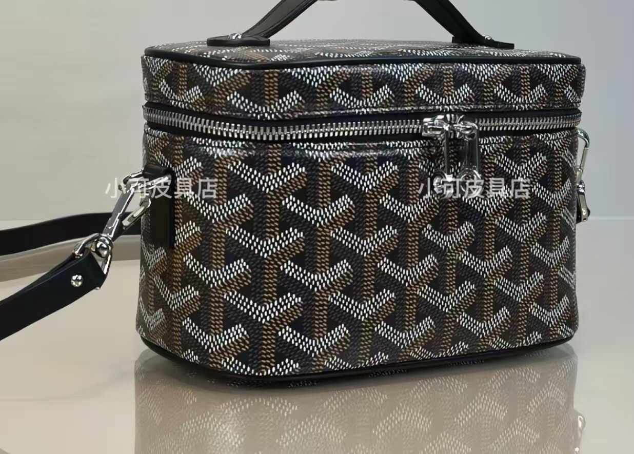  شنطة نسائية ماركة جويارد   