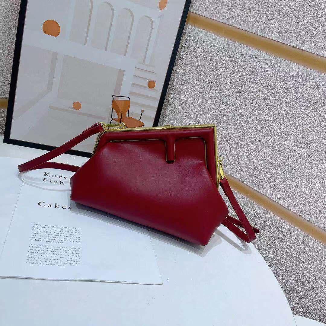  شنطة نسائية ماركة فندي 