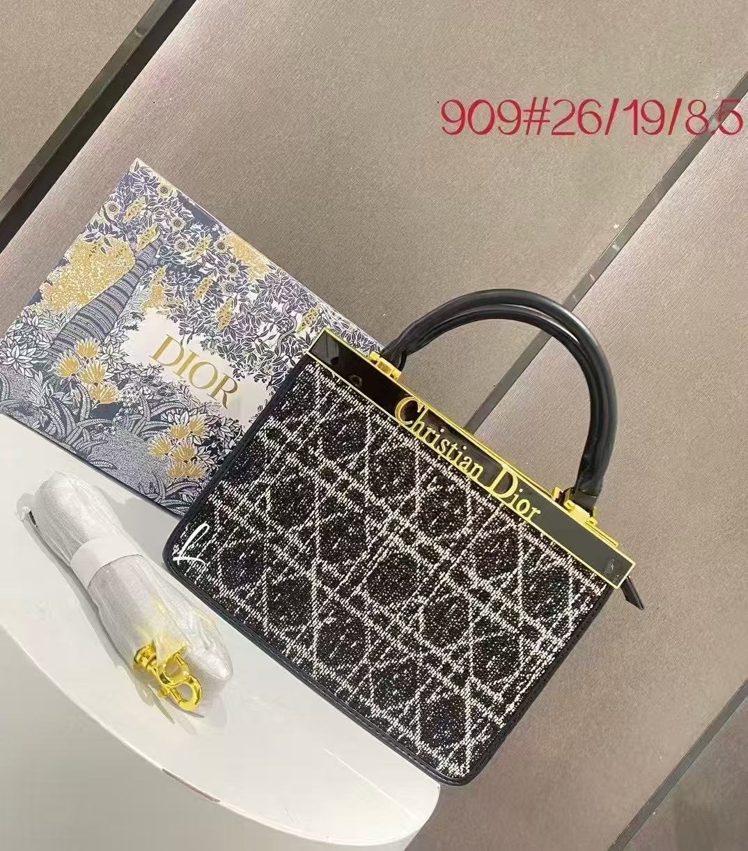  شنطة نسائية ماركة ديور 