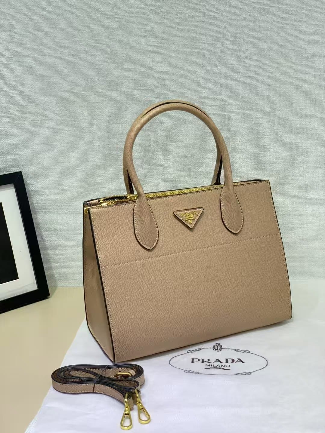  شنطة نسائية ماركة برادا 