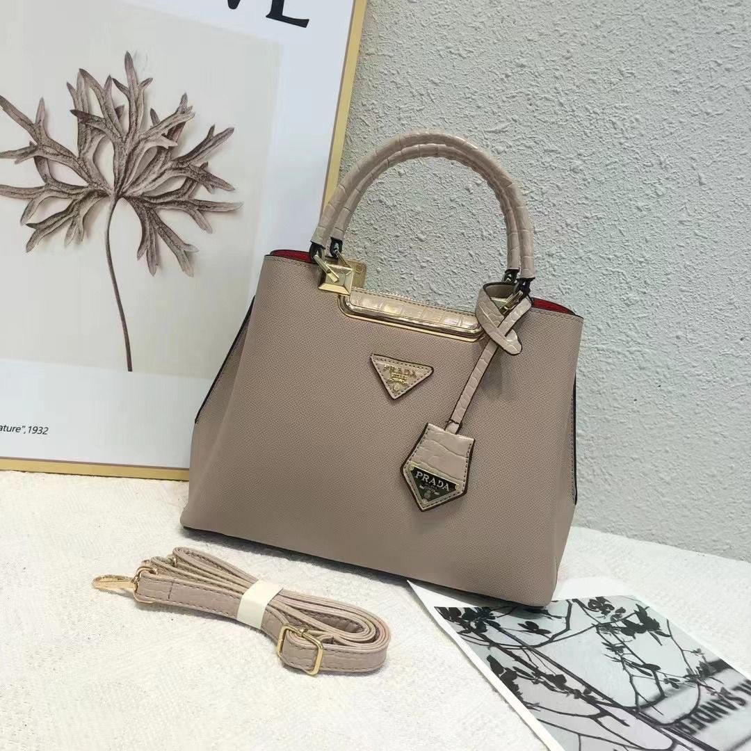  شنطة نسائية ماركة برادا 