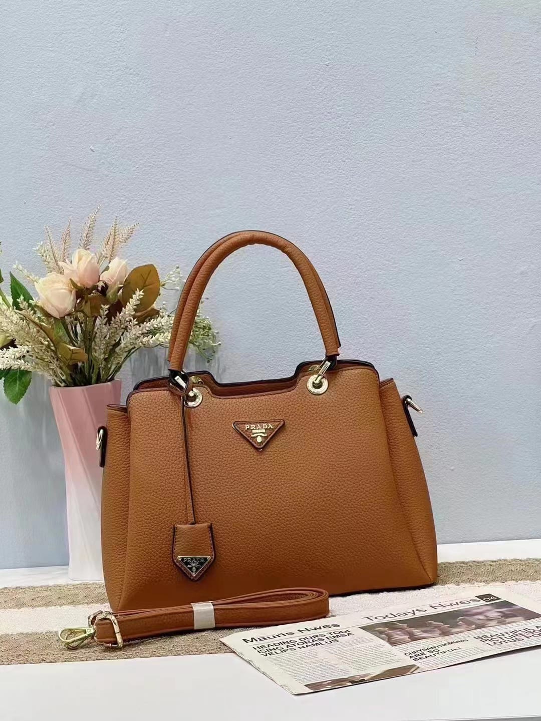  شنطة نسائية ماركة برادا 
