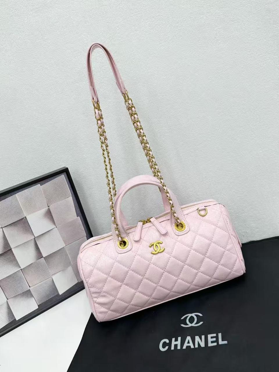  مجموعة متنوعة من حقائب اليد Chanel المميزة 