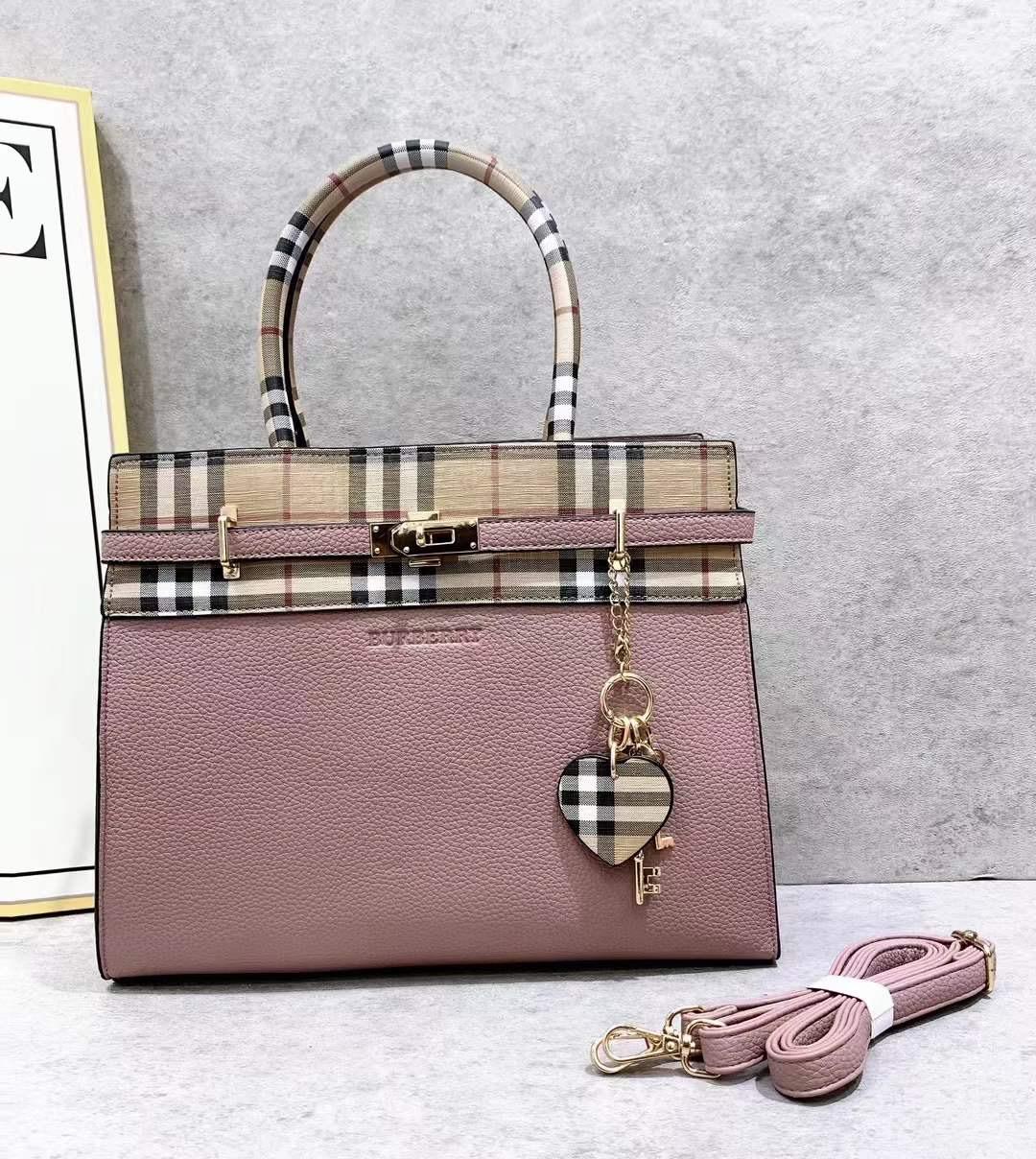  شنطة نسائية ماركة بربري 