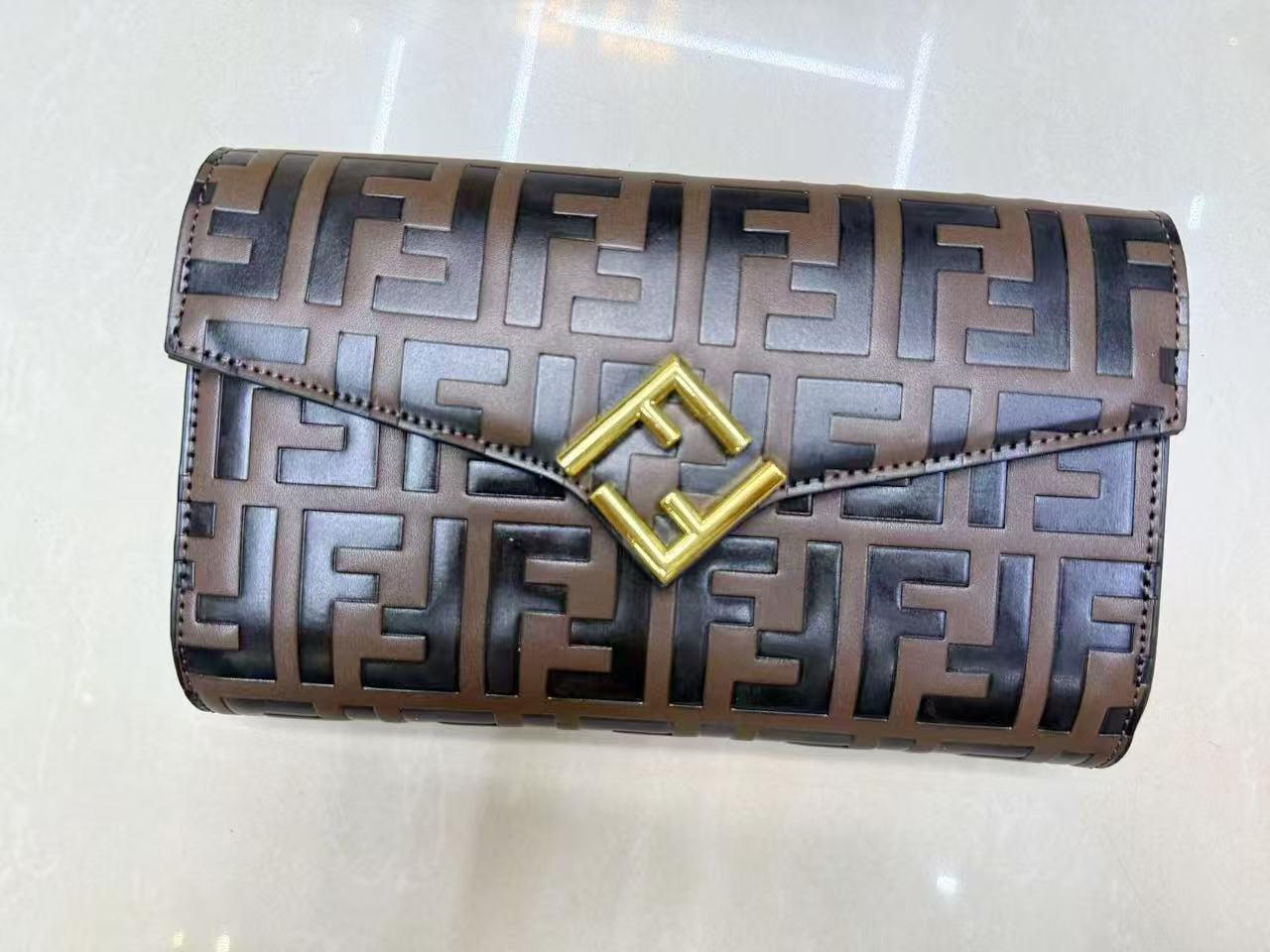  شنطة نسائية ماركة فيندي  