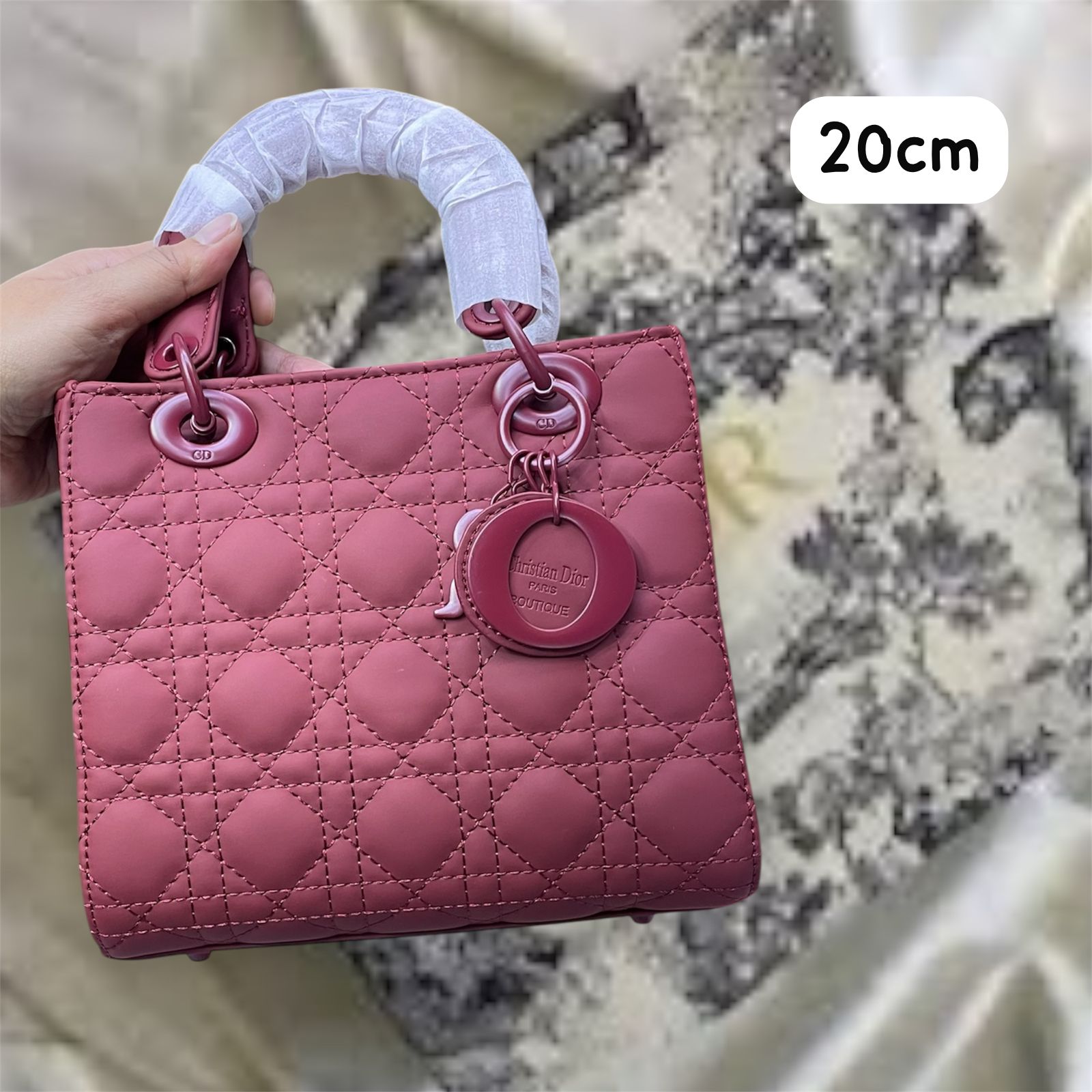  شنطة نسائية ماركة ديور  