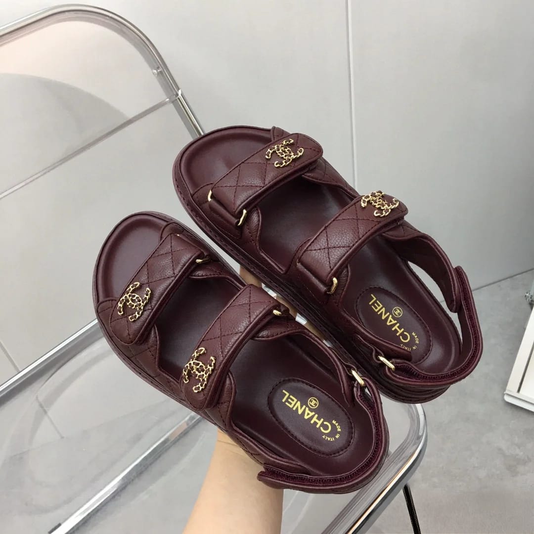  حذاء نسائي ماركة شانيل  