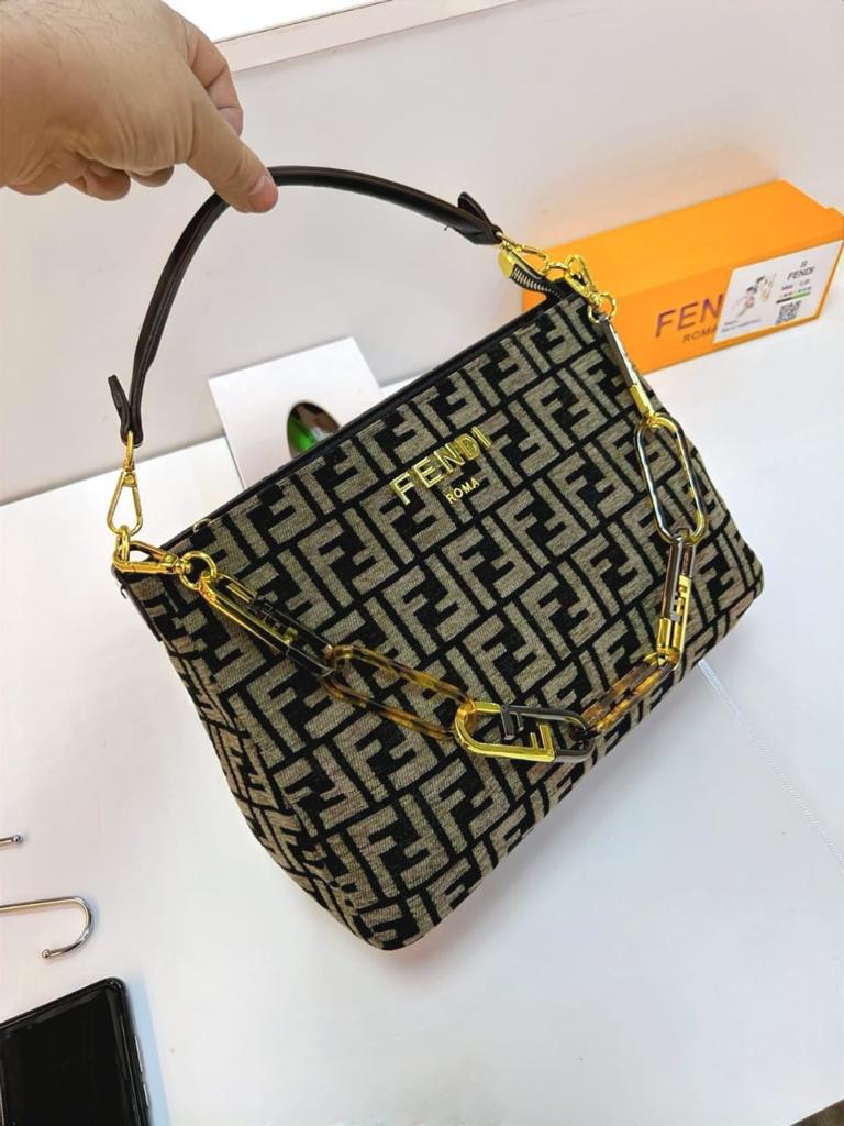 شنطة نسائية ماركة فندي  