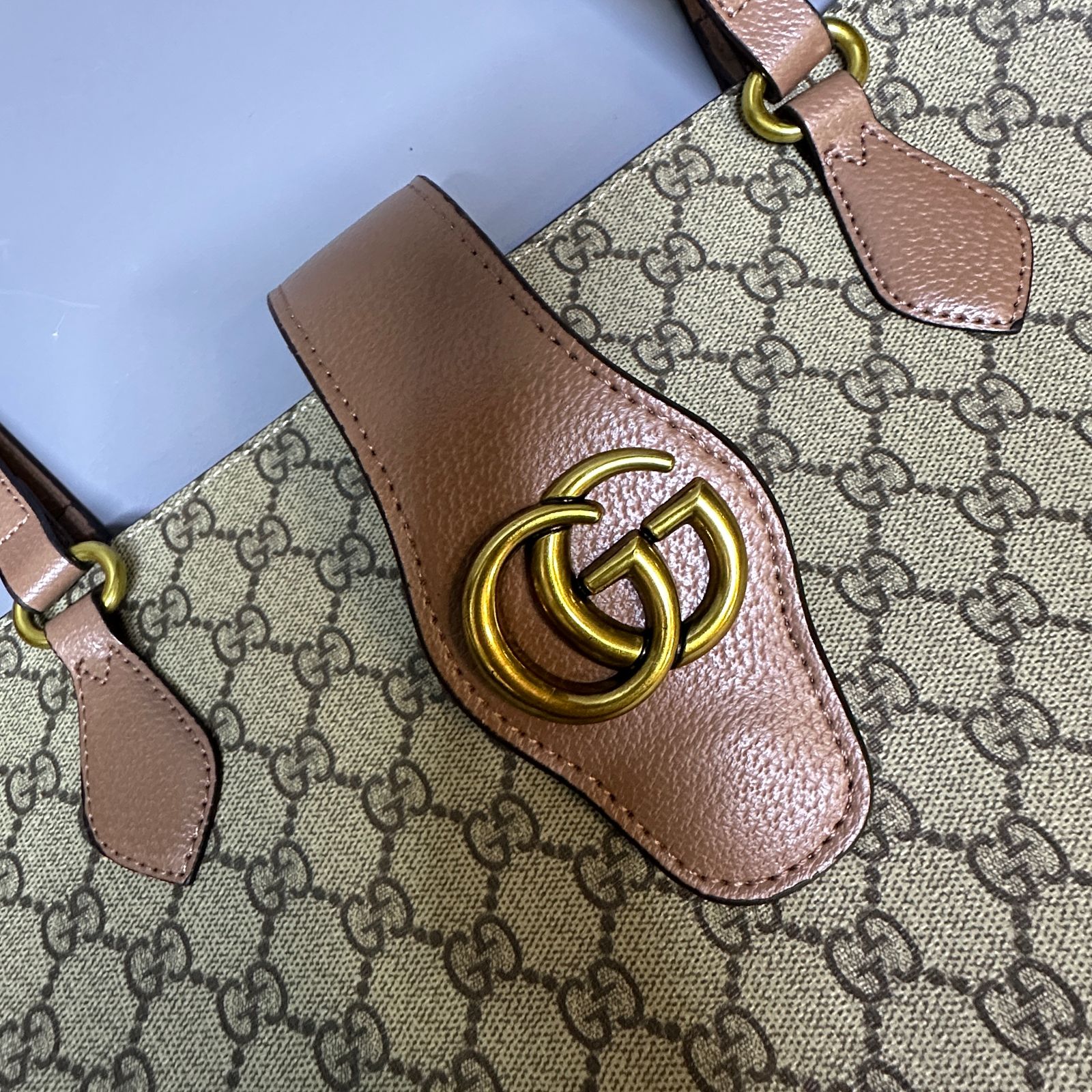  شنطة نسائية ماركة قوتشي  