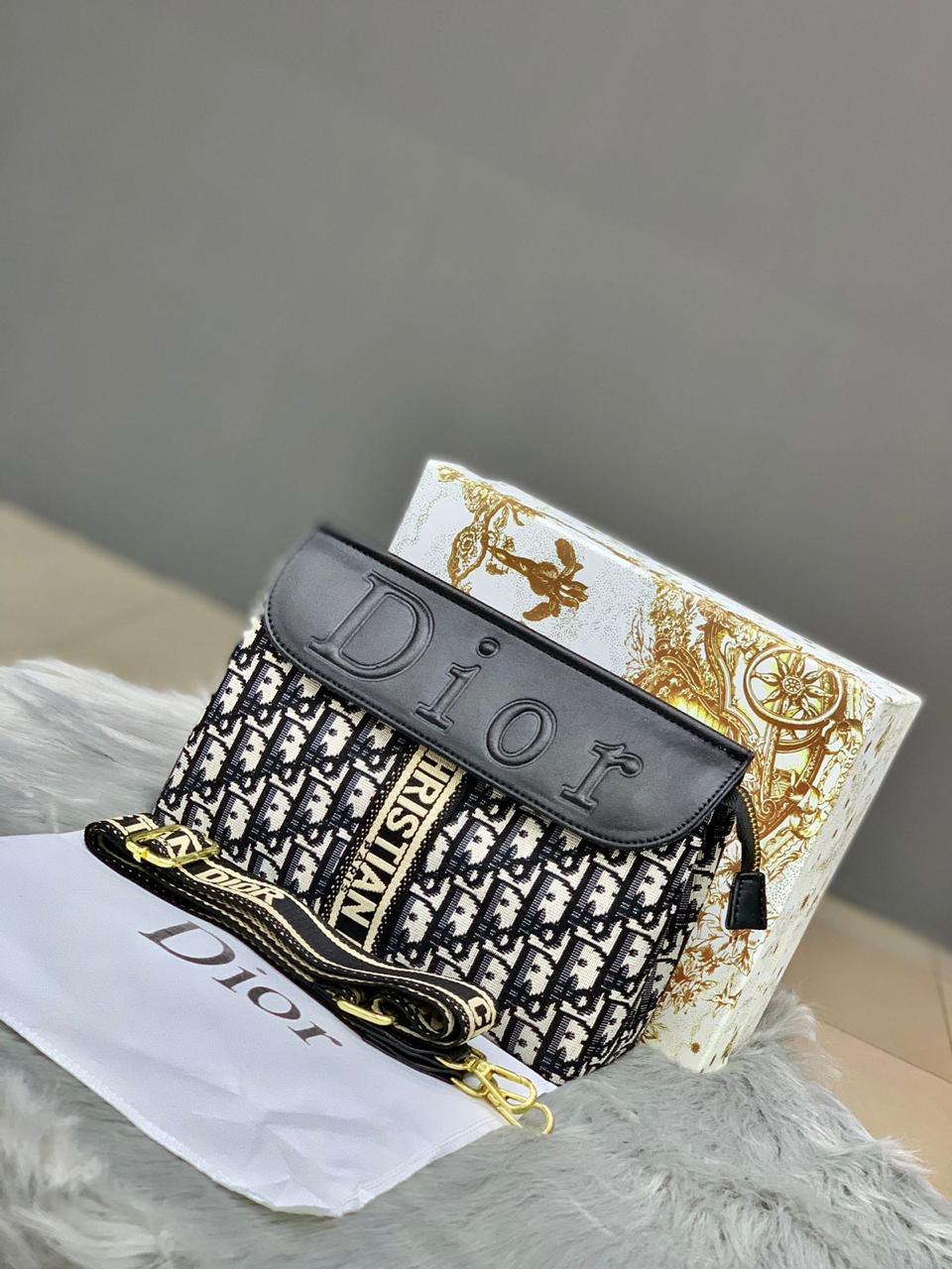  شنطة نسائية ماركة ديور 