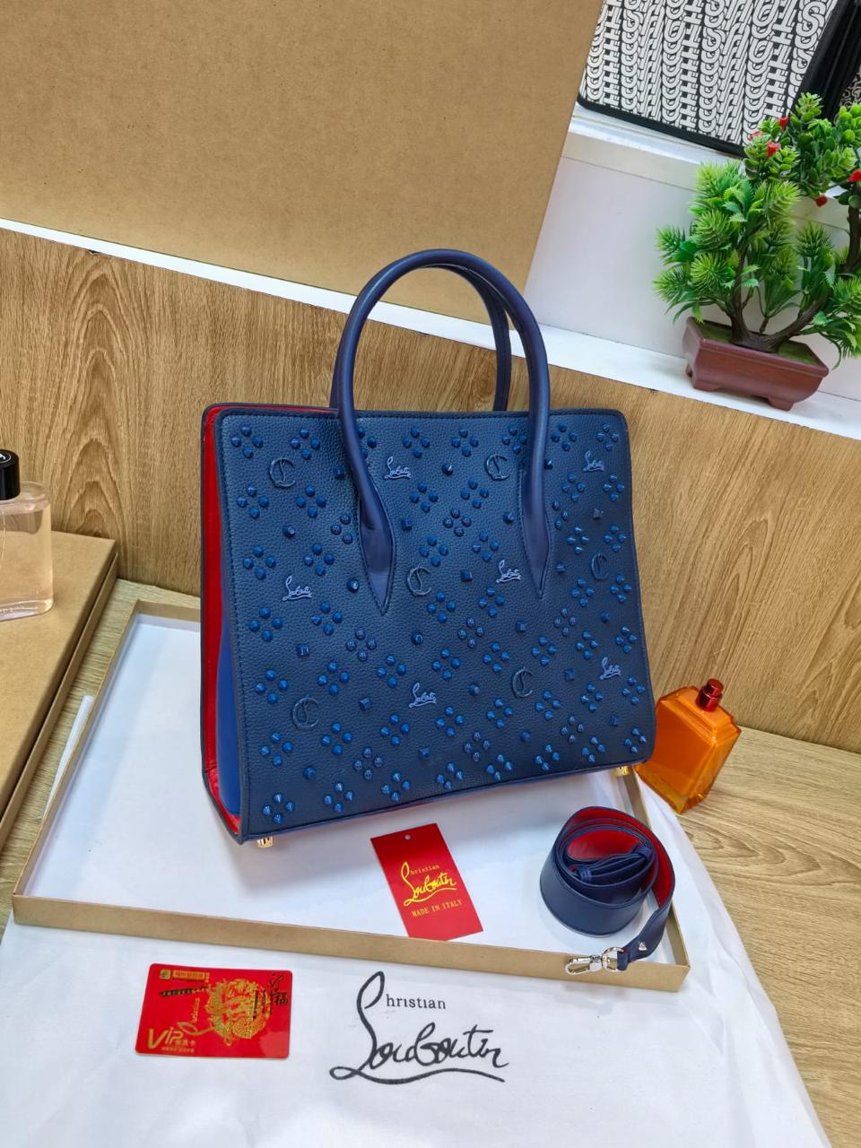  شنطة نسائية ماركة كريستان  