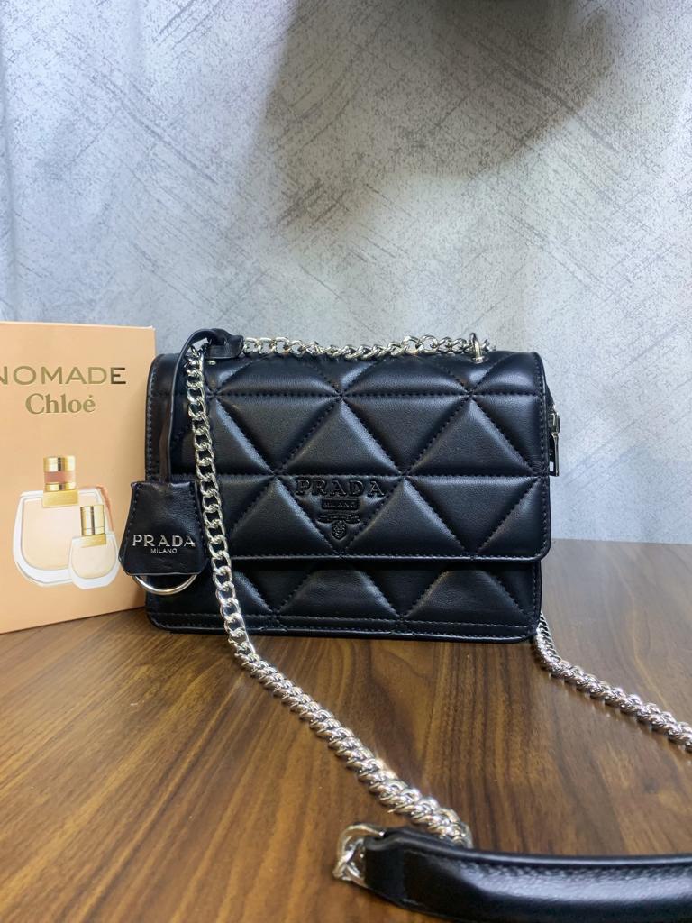  شنطة نسائية ماركة برادا 